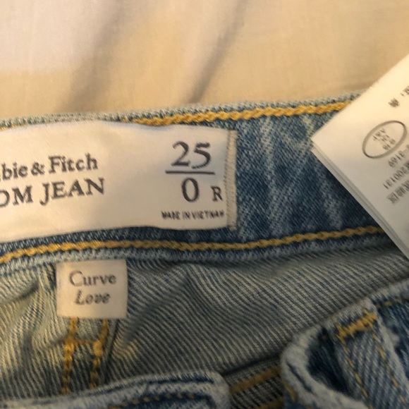 Abercrombie Curve Love Mom Jean. Never worn just washed - Picture 2 of 2